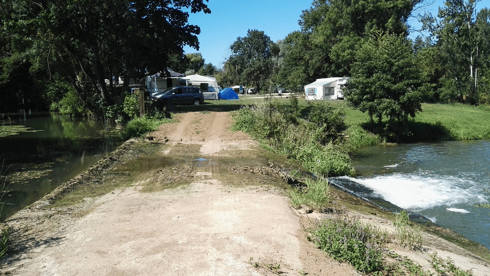 Emplacements au bord de la rivière