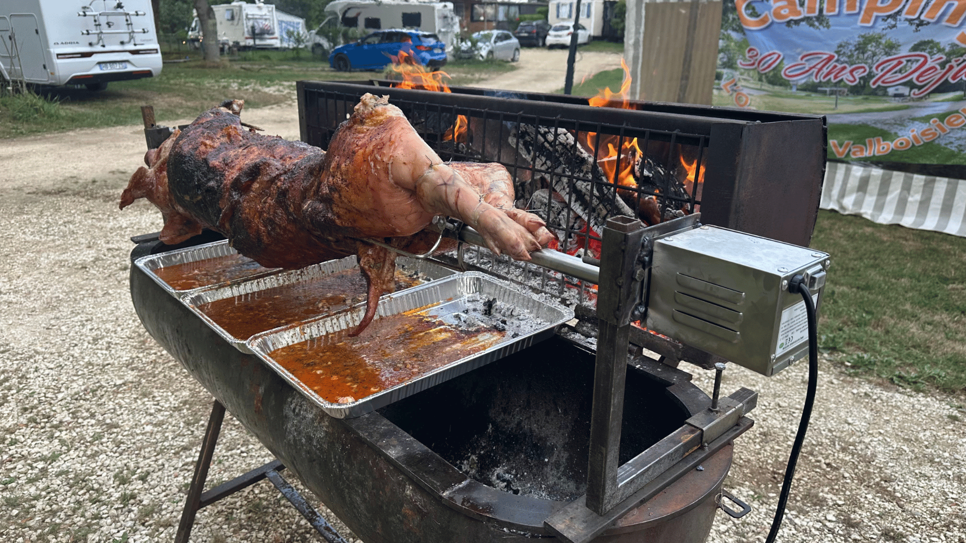 Cochon de lait rôti — repas partagé au camping