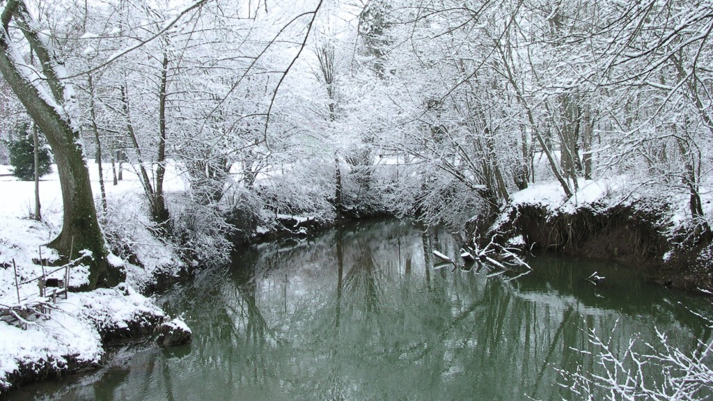 La rivière sous la neige