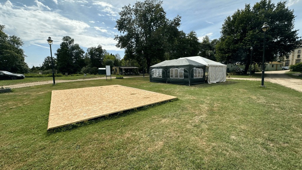 Chapiteau et espace commun au camping