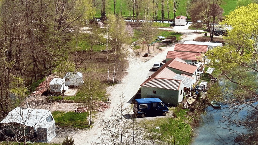 Vue d'ensemble du camping au bord de l'eau