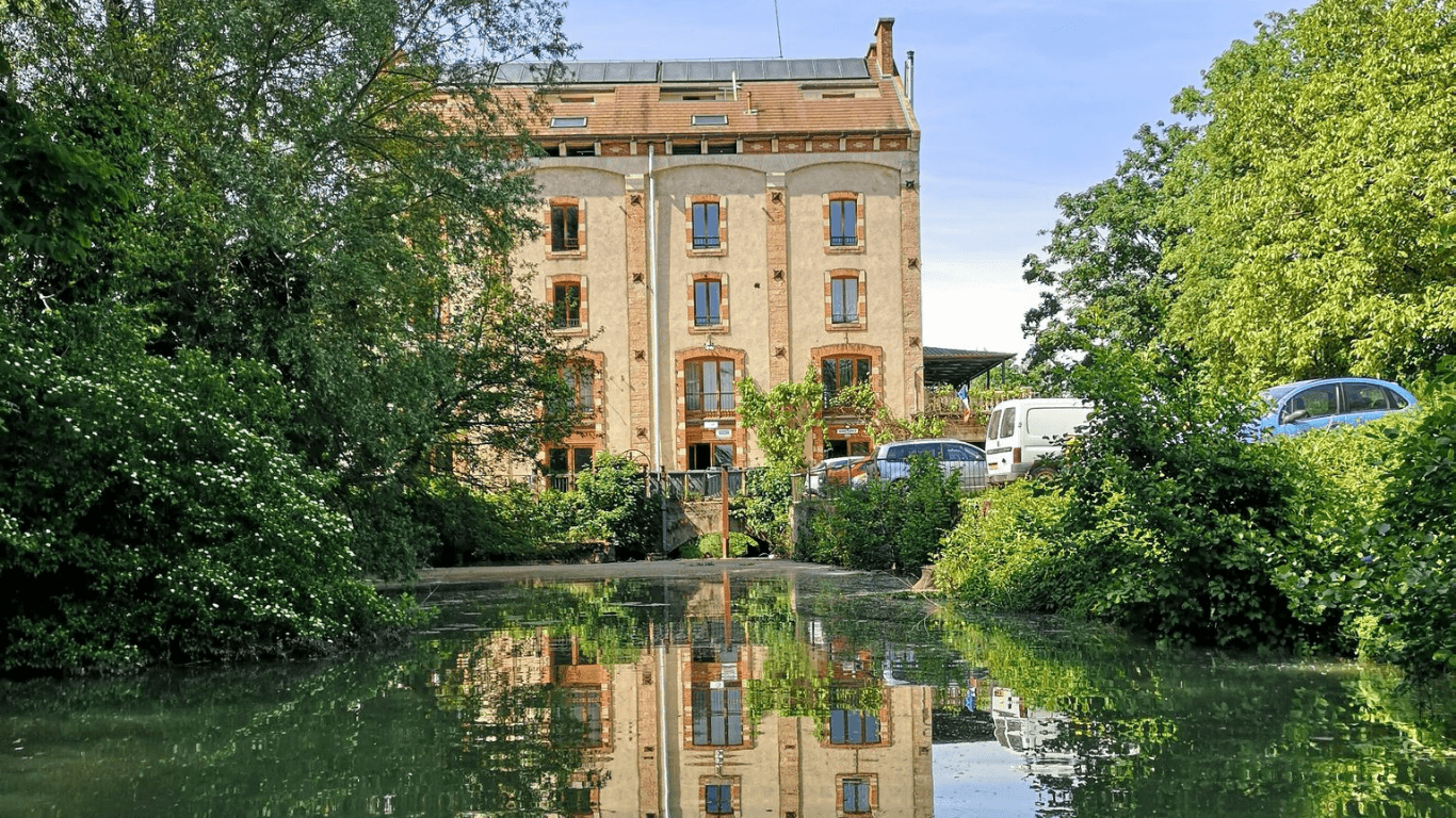 Le moulin au bord de l'eau, à l'entrée du camping