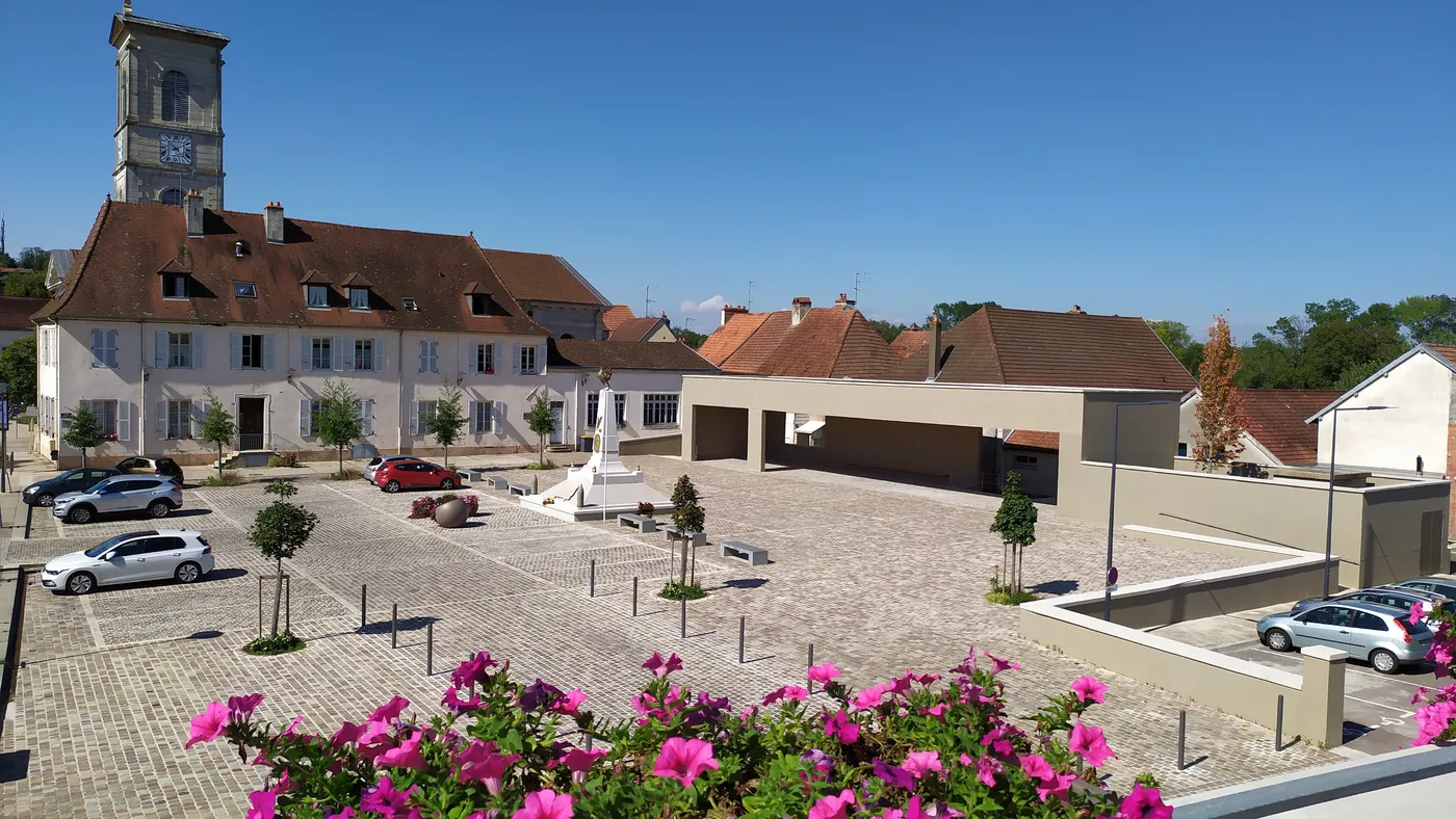 Place du marché à Pontailler-sur-Saône